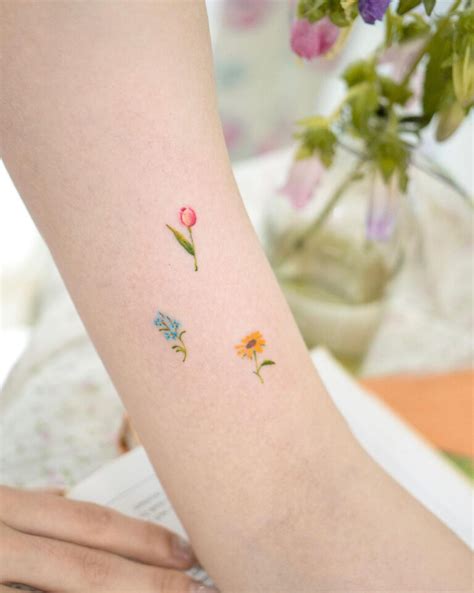 30 Delicate Tiny Flower Tattoo Ideas Amazingmindscape Com