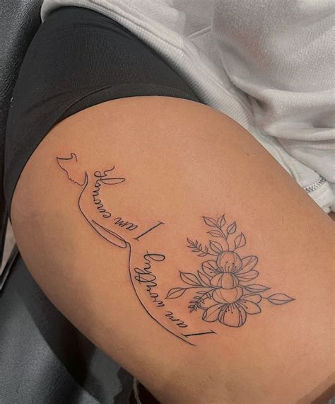 35 Fantastic Thigh Tattoos For Women In 2025