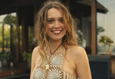 Aimee Lou Wood Praised For Rocking Her Real Teeth Aimee Lou Wood Praised For Rocking Her Real Teeth