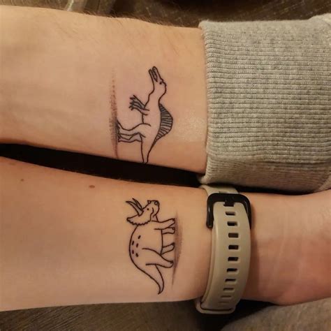 Dino Teto Triceratops Amp Spinosaurus Dinosaur Tattoos Cute Hand
