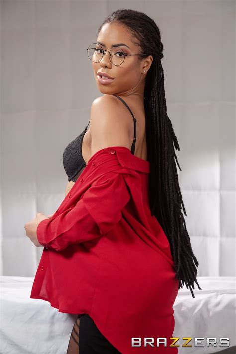 Kira Noir Erotic Art Hot Naked Women Photos And Galleries Sexybabesart Com